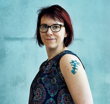 Sara Riggare har en dopamin-molekyl tatuerad på armen