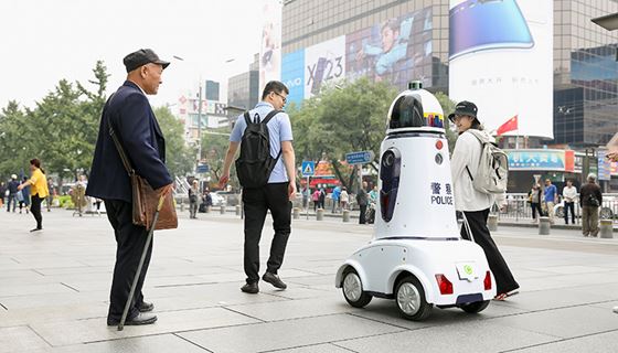Bild från en gata i Kina där en robot rör sig bland männsikorna på gatan