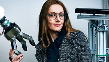 Danica Kragic Jensfelt, professor och robotforskare vid KTH, sitter vid en robothand